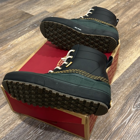 Vans standard mid snow MTE.   U.S. size 10 - Picture 4 of 5